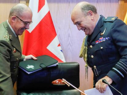 El jefe de Estado Mayor de la Defensa, el general Fernando Alejandre, a la izquierda, y su hom&oacute;logo brit&aacute;nico, Stuart Peach.
 
