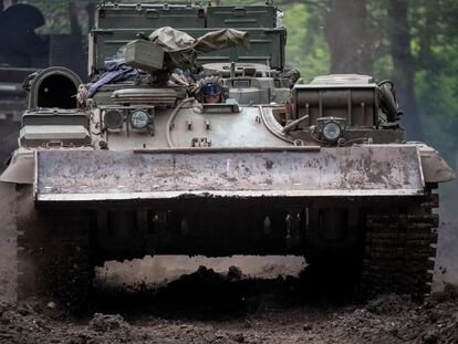 Un soldado ucranio en un vehículo militar recuperado, este lunes en la región de Donetsk.