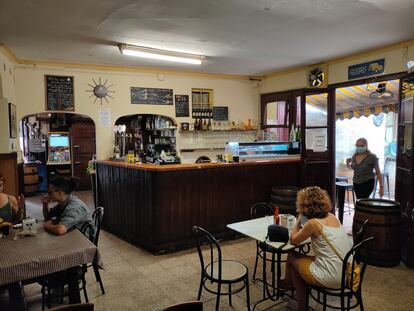 Bar Bodega Massana en el barrio de Horta de Barcelona. / Toni Polo