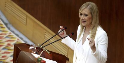 La presidenta regional, Cristina Cifuentes, lee su discurso en el teleprompter durante el debate del estado de la regi&oacute;n.