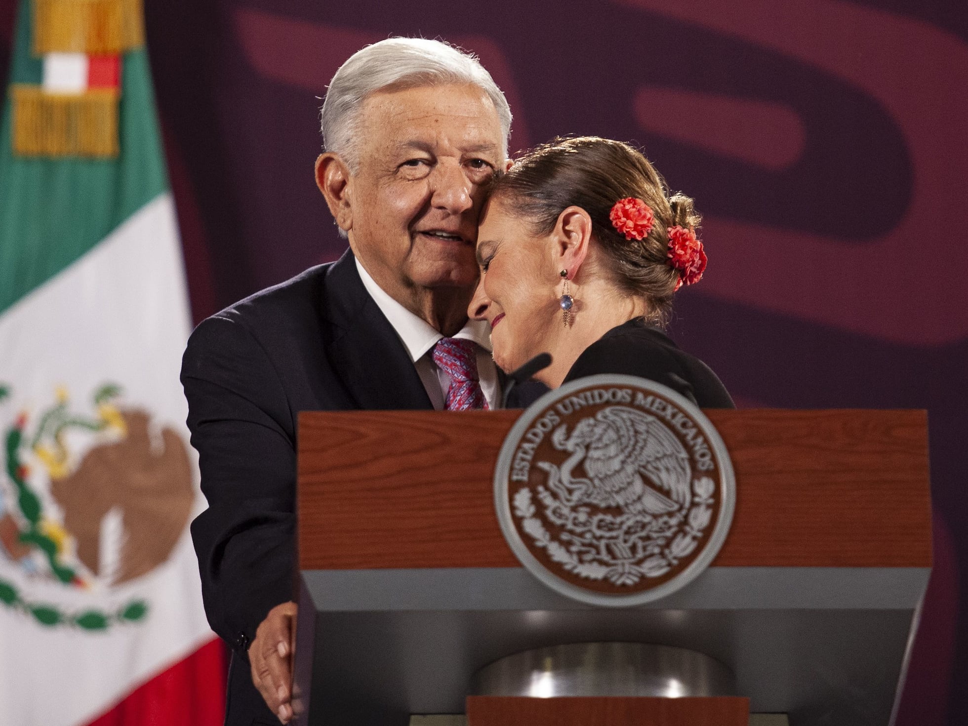 El primer y último derroche de amor de López Obrador y Beatriz Gutiérrez Müller en 'las Mañaneras' | EL PAÍS México