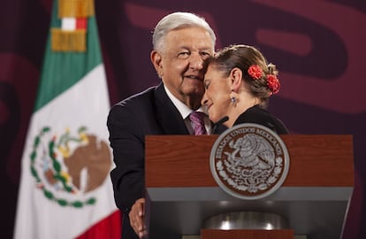 López Obrador y Beatriz Gutiérrez Müller durante la conferencia matutina de este miércoles en Palacio Nacional, en Ciudad de México.