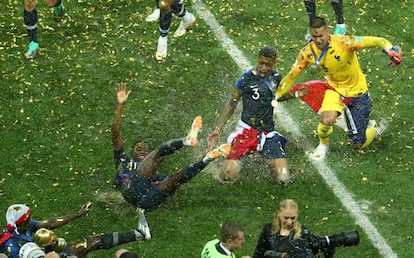 Los jugadores franceses Ousmane Dembele, Presnel Kimpembe y Alphonse Areola celebran la victoria contra la selección croata en el Mundial de Rusia 2018, en el estadio Luzhniki de Moscú el 15 de julio de 2018.