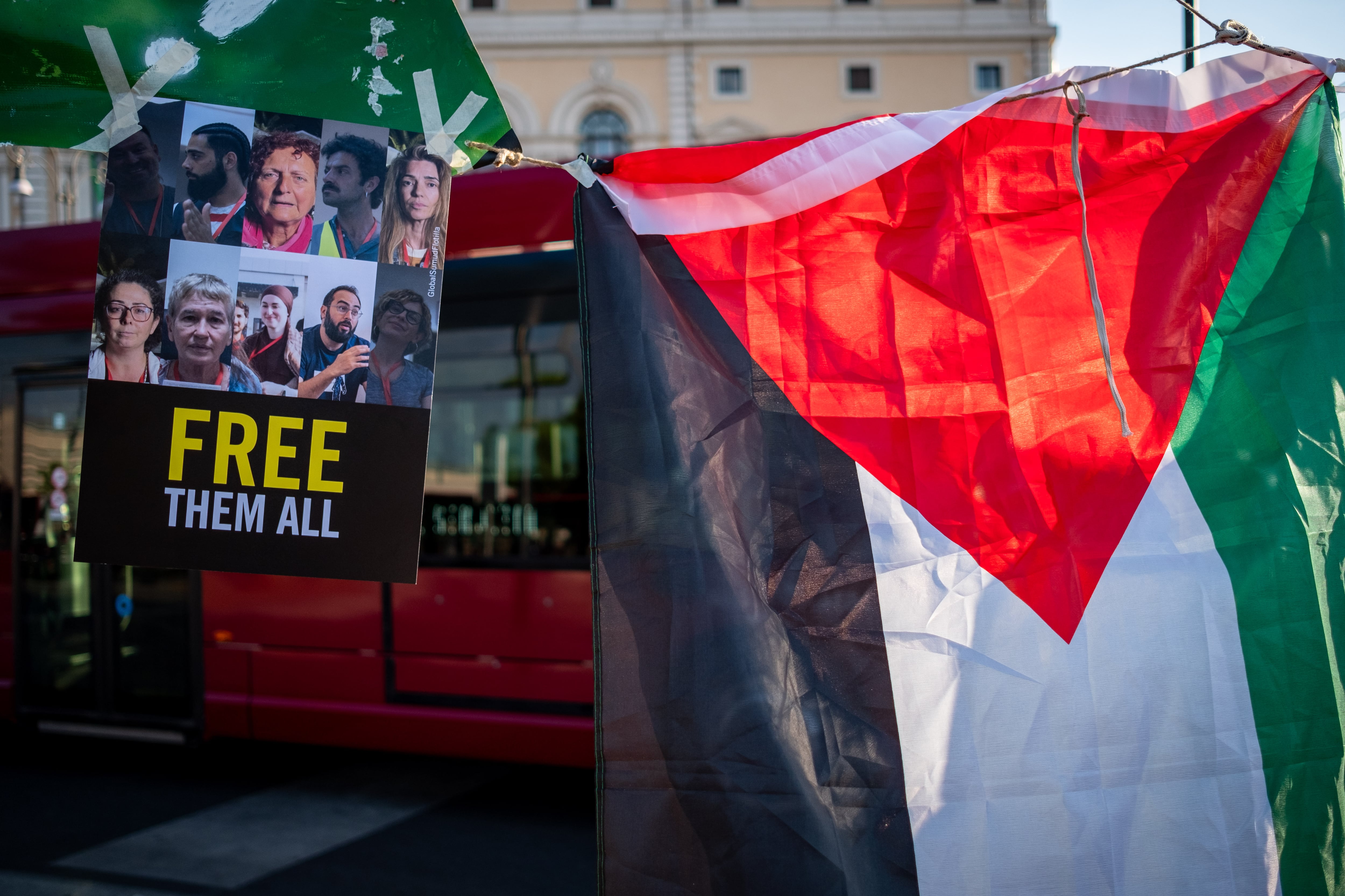 Libia deja en libertad a los diez activistas de la caravana con ayuda para Gaza detenidos hace un mes, incluida una española