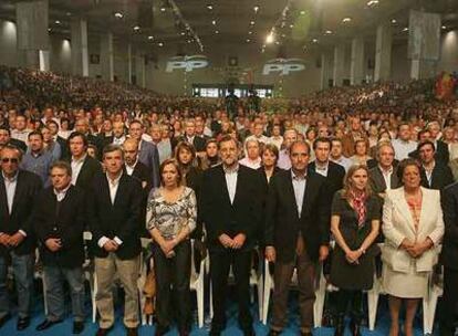 Mariano Rajoy, en el centro, al inicio del mitin de Valencia. A la izquierda, Carlos Fabra, presidente de la Diputación de Castellón.
/