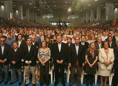 Mariano Rajoy, en el centro, al inicio del mitin de Valencia. A la izquierda, Carlos Fabra, presidente de la Diputación de Castellón. 
/