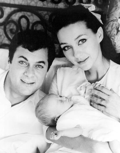 Tony Curtis junto a su segunda mujer, Christine Kaufmann, presentan a su hija Alexandra en Los Angeles, California, el 15 de agosto de 1964.