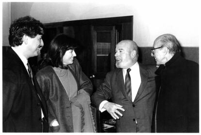 De izquierda a derecha: José García- Velasco, Carmen Romero, Jaime Gil de Biedma y Jaime Salinas en la Residencia de Estudiantes en 1988.