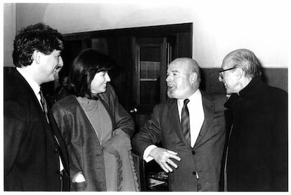 De izquierda a derecha: José García- Velasco, Carmen Romero, Jaime Gil de Biedma y Jaime Salinas en la Residencia de Estudiantes en 1988.