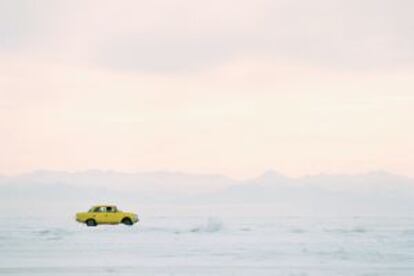 Un coche cruza el lago Bailak de Siberia (Rusia), cuya superficie se congela durante el invierno.