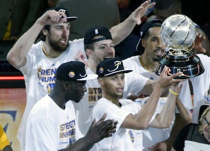 Curry, con el trofeo, y sus compañeros celebran el título de Conferencia.