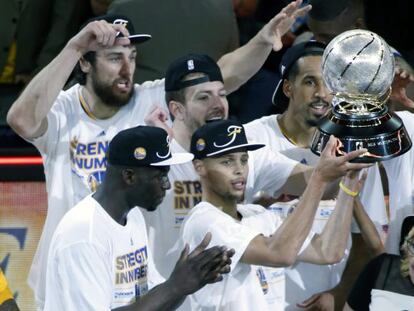Curry, con el trofeo, y sus compañeros celebran el título de Conferencia.