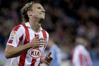 Forlán se lamenta durante el partido.