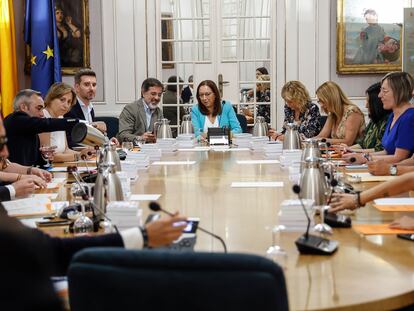 La presidenta de las Cortes Valencianas, Llanos Massó, al fondo, preside la Junta de Síndics de este lunes, 10 de julio, en la sede del Parlamento autonómico en Valencia.