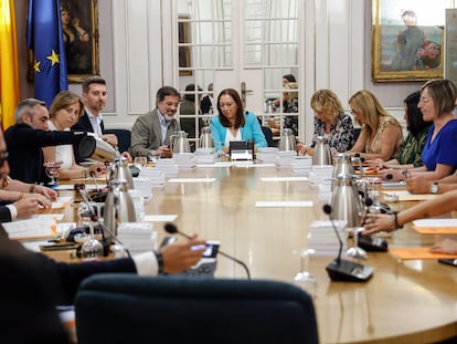 La presidenta de las Cortes Valencianas, Llanos Massó, al fondo, preside la Junta de Síndics de este lunes, 10 de julio, en la sede del Parlamento autonómico en Valencia.