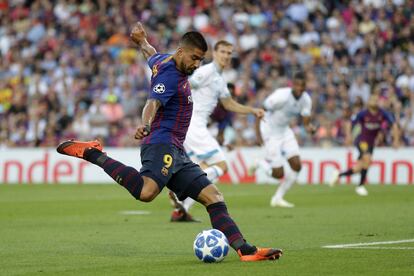 El delantero del Barcelona Luis Suárez dispara a portería en una acción del partido.