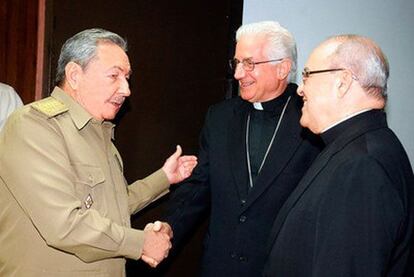 Raúl Castro con el cardenal Jaime Ortega y el arzobispo Dionisio García.