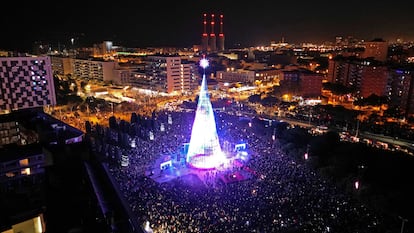 El gran árbol de Navidad instalado en Badalona.