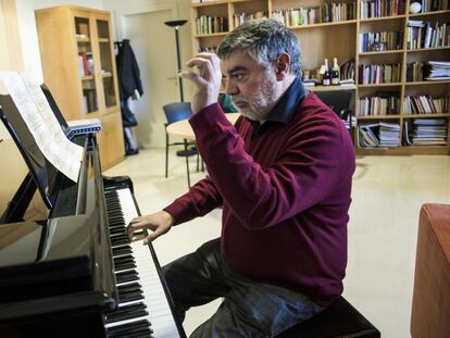 Xavier Albertí, director del TNC, toca el piano en el seu despatx.