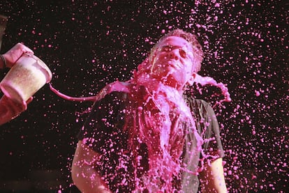 Un estallido de colores, cantos y bailes envolvieron la India para dar la bienvenida a la primavera con el festival hindú de Holi, la celebración más alocada y liberadora del país asiático. En la imagen, celebración de la fiesta Holi en la ciudad india de Chennai.