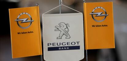 Los logos de Opel y Peugeot