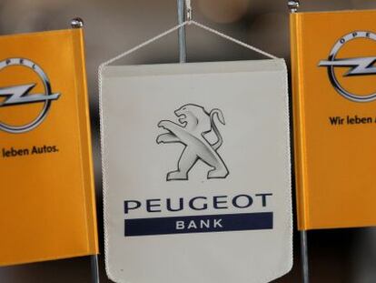 Los logos de Opel y Peugeot