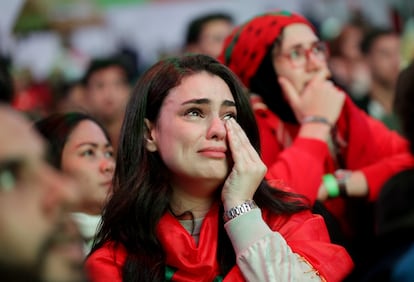 Una marroquí llora tras la derrota de Marruecos frente a Francia.