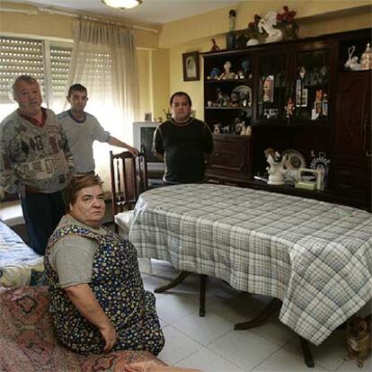 Carmen y Julian, junto a sus hijos Germán y Gonzalo (a la derecha) en el salón de su casa, ayer.