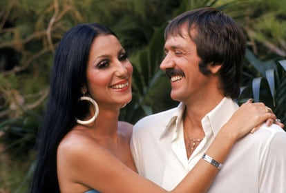 Cher y Sonny Bono posan en una imagen promocional de 1970.
