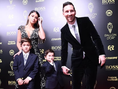 El jugador de Barcelona Lionel Messi llega al 'photocal'l de la ceremonia del 'Balón de Oro 2019', junto a su familia.