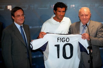 Florentino ganó las elecciones de 2000 entre otras cosas, con la promesa de traer a Figo. Lo hizo y abrió la etapa del fichaje de galácticos. El futbolista portugués Luis Figo presentado como nuevo jugador del Real Madrid.