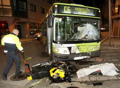 La motocicleta accidentada, momentos después de colisionar contra un autobús urbano en Vigo.