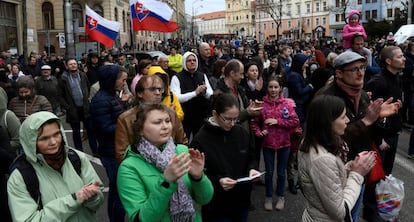 Manifestação em abril em Bratislava depois da morte do repórter Jan Kuciak.