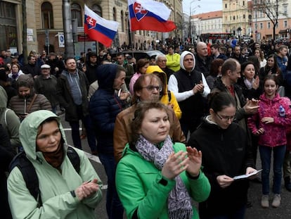 Manifestação em abril em Bratislava depois da morte do repórter Jan Kuciak.