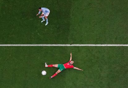 El delantero Ferran Torres, tras una ocasión de gol junto al defensa marroquí Sofyan Amrabat.