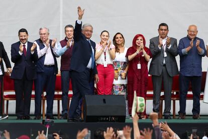 Andrés Manuel López Obrador saluda a sus seguidores desde el templete instalado en el Zócalo capitalino, este sábado.