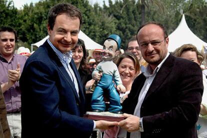 El presidente del Gobierno, José Luis Rodríguez Zapatero, recibe un <i>ninot</i> con su imagen.