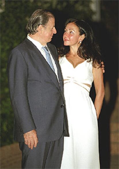 Fernando Falcó y Esther Koplowitz, en la foto distribuida tras la boda.