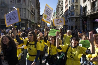 Manifestantes contra los recortes en la enseñanza en Via Laietana