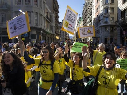 Manifestantes contra los recortes en la enseñanza en Via Laietana