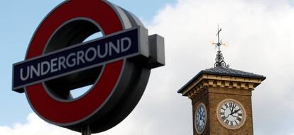 Señal de metro en la estación de King's Cross en Londres