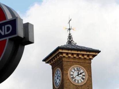 Señal de metro en la estación de King's Cross en Londres