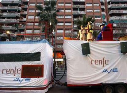 Carnestoltes, acompañado por la <i>ministra,</i> de perfil, a su llegada en el AVE a la Rambla de Badal en Sants.