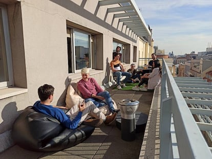 Terraza de la sede de la startup en Madrid, donde rematan a veces las jornadas laborales.