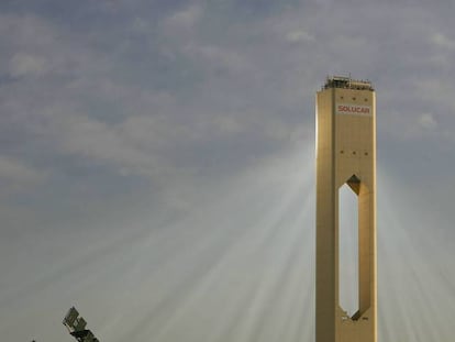 Una de las torres de una planta solar de Abengoa.
