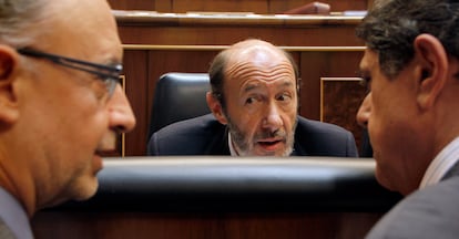 26 de junio de 2008. El ministro del Interior Alfredo Pérez Rubalcaba habla con los diputados populares Cristóbal Montoro (con gafas) y Federico Trillo (d) durante el pleno en el Congreso de los Diputados sobre la ratificación del Tratado de Lisboa.