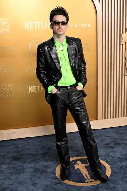 Timothée Chalamet ganó el premio a mejor actor protagonista en una película por su papel de Bob Dylan en 'A Complete Unknown'. Llegó a la cita metido en la piel de su personaje, con un traje de cuero de Chrome Hearts y gafas de sol.