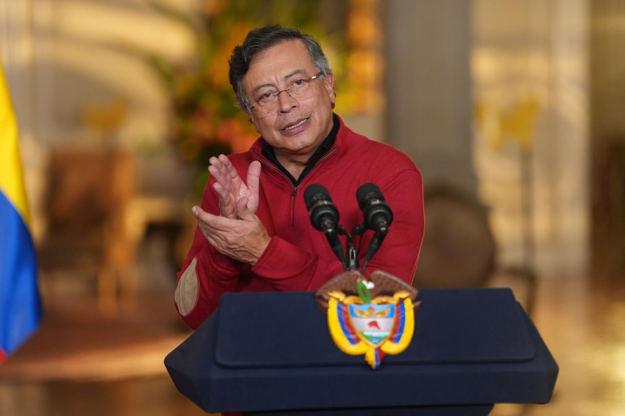 Petro toma la delantera en la batalla del salario mínimo en Colombia