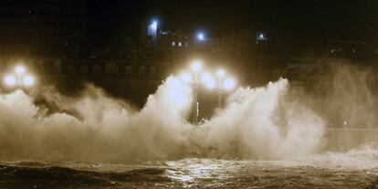 Una gran ola rompe contra el Puente de Santa Catalina de San Sebastián, que ha resultado dañado por el fuerte oleaje coincidiendo con el horario de la pleamar.