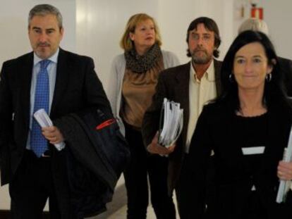 El ex director de la Spri, Mauricio Lazkano (a la izquierda), este martes en los pasillos del Parlamento.